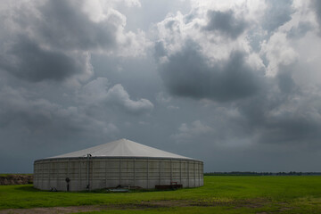 Round concrete manure silo