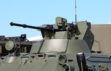 Automatic cannon and machine gun on the turret