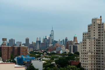 Fototapeta na wymiar The rooftops of Brooklyn and the skyscrapers of Manhattan