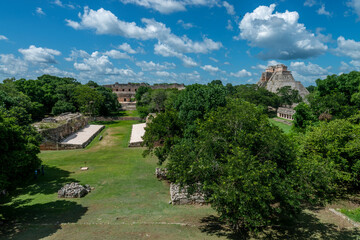 Fototapeta na wymiar Estructuras en zona arqueológica, Pirámide delAdivino, ciudad maya de Uxmal, Yucatán, México