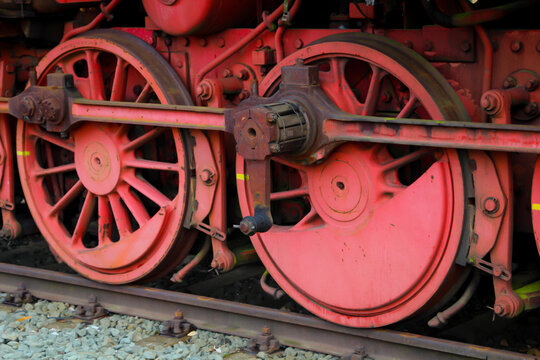Detailansichten einer alten Dampflock auf einem Abstellgleis.