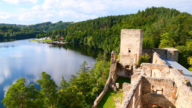 Burgruine Dobra mit Blick auf den Stausee