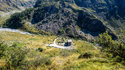 Chalet hotel refuge du Gioberney à 1650m au fond de la vallée du Valgaudemar vu d'en haut, refuge...