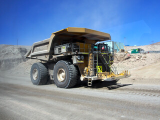 Obraz premium Calama, Chile - 01.04.2019: Truck in the Chuquicamata mine