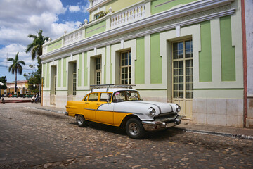 Vintage Chevy in UNESCO World Heritage Trinidad, Cuba. - obrazy, fototapety, plakaty