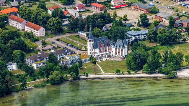 Warren, Schlo&szlig; Klink, Mecklenburg-Vorpommern, Deutschland, Luftaufnahme aus dem Flugzeug 