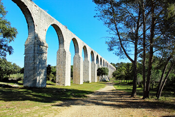 aqueduc romain dans la garrigue - obrazy, fototapety, plakaty