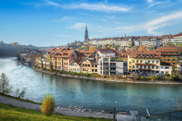 Obraz premium Bern city Skyline with Aare river and Bern Minster Cathedral tower on background - Bern, Switzerland