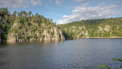 Fototapeta na wymiar dam in the valley between the rocks