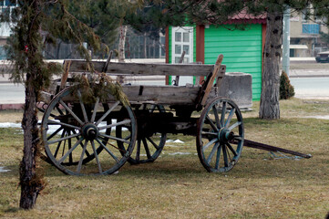 Fototapeta na wymiar old carriage in the park, old carriage in the village, old carriage