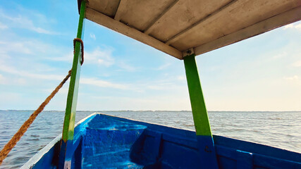 Paseo en tradicional y desgastado bote por la laguna de Coyuca en Pie de la Cuesta, Acapulco,...