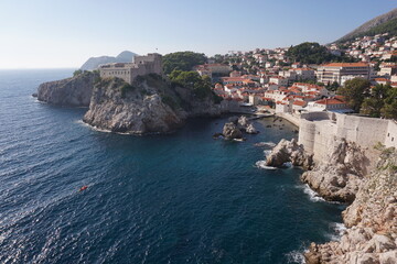 Fototapeta na wymiar Spectacular view from Dubrovnik's city walls onto the adriatic sea
