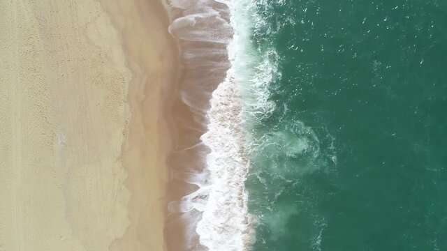 Vista a&eacute;rea de ondas em uma praia
