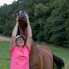 Pferd mit Reiterin/Besitzerin