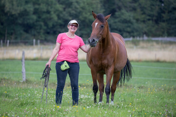 Pferd mit Reiterin/Besitzerin