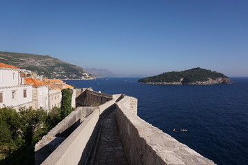 Strolling on Dubrovnik's ancient city walls - between the sea and the old town