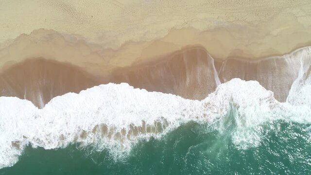 Vista a&eacute;rea do mar com ondas