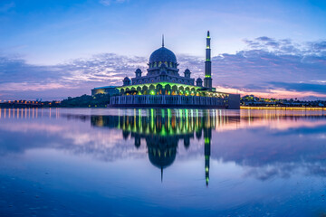 Fototapeta na wymiar Putra Mosque in Kuala Lumpur