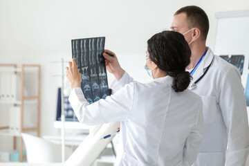 Obraz premium Doctors studying x-ray scan in clinic
