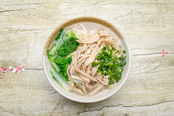 Healthy green light mushroom soup noodles
