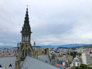 Fotografía en una de las torres de la basílica del voto nacional hacia una de las torres...