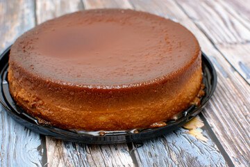 Pudin de pan hecho en casa sobre mesa de madera.