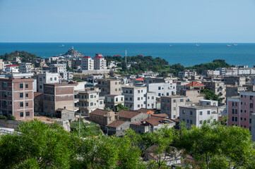 Fototapeta na wymiar The seaside town with many buildings has beautiful scenery under the blue sky