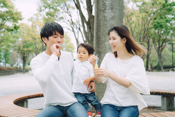 シャボン玉で遊ぶファミリー（3人）
