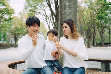 シャボン玉で遊ぶファミリー（3人）
