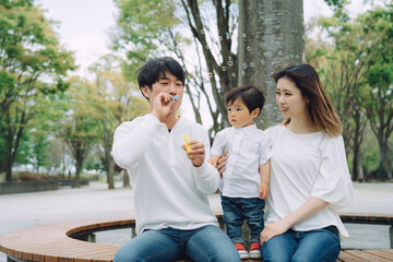 シャボン玉で遊ぶファミリー（3人）
