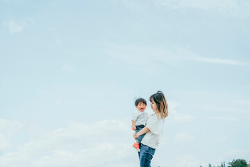 号泣する赤ちゃんを抱っこするママ
