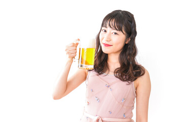 グラスを持ちビールを飲む若い女性