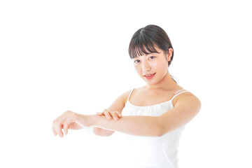 乾燥肌の対策をする若い女性