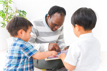 Obraz premium インターナショナルスクールで勉強する子ども