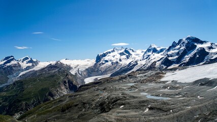 Fototapeta na wymiar 山頂を雪に覆われたアルプス山脈の絶景