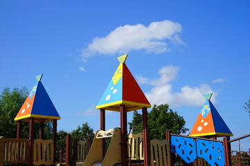 公園にある遊具の魚型の屋根と青空