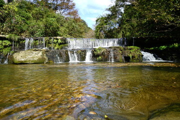 Obraz premium 夏には川遊びが出来る富山県小矢部市にある宮島峡一の滝