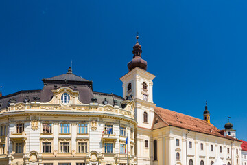Fototapeta na wymiar ルーマニア　トランシルヴァニア地方のシビウの歴史地区の大広場に建つ市庁舎と聖三位教会