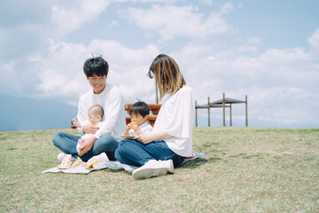 Fototapeta premium ピクニックをする家族・ファミリー（4人） 
