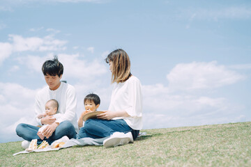 Fototapeta premium ピクニックをする家族・ファミリー（4人） 