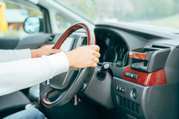 ハンドルを持つ男性の手（新緑）
