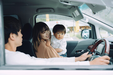 ドライブ・車に乗る家族（笑顔）
