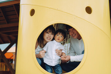 遊具で遊ぶ子供と両親
