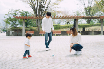 公園でボール遊びをする親子
