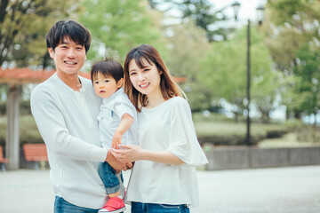 公園でパパと遊ぶママ
