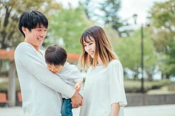 Naklejka premium 公園でパパと遊ぶママ 