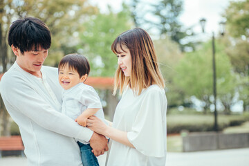 Obraz premium 公園でパパと遊ぶママ 