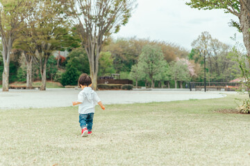 公園で遊ぶ男の子（後ろ姿・顔なし）
