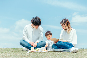 Fototapeta premium ピクニックをする家族・ファミリー（3人） 