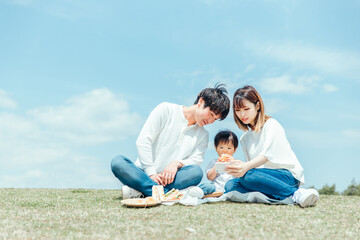 Fototapeta premium スマホを見る家族・ファミリー・赤ちゃん 